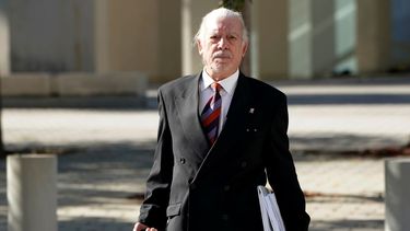 Roberto Guillermo Bravo, exoficial de la marina argentina, sale de la corte federal el lunes 27 de junio de 2022 en Miami donde es juzgado por su presunto papel en una masacre de presos políticos en 1972 en su tierra natal.&nbsp;