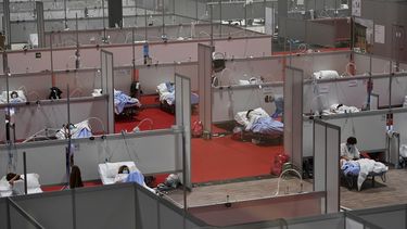 Vista general de un hospital improvisado en un centro de exposiciones en Madrid, España, para enfrentar la pandemia del nuevo coronavirus.