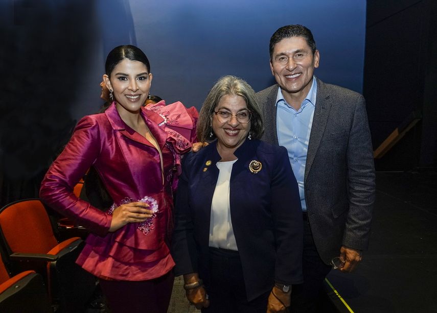 Tania Medina, Daniella Levine-Cava, alcaldesa de Miami-Dade County; y César Lozano.