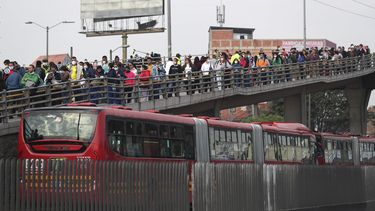 Los residentes llegan a una estaci&oacute;n de autobuses p&uacute;blicos a pesar de una orden del gobierno de quedarse en casa para ayudar a contener la propagaci&oacute;n del nuevo coronavirus, en Soacha, en las afueras de Bogot&aacute;, Colombia, el mi&eacute;rcoles 25 de marzo de 2020