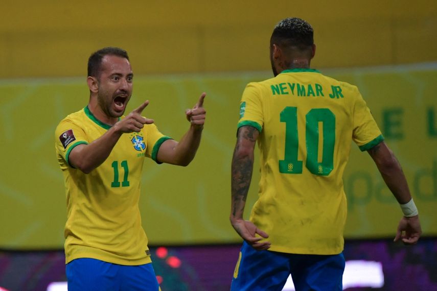 El brasileño Everton Ribeiro celebra con su compatriota Neymar tras anotar contra Perú durante el partido de fútbol de clasificación sudamericano para la Copa Mundial de la FIFA Catar 2022