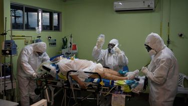 M&eacute;dicos de urgencias trasladan a un paciente con COVID-19 a un hospital, en Manaos, Brasil. Per c&aacute;pita, Manaos es la ciudad de Brasil m&aacute;s golpeada por el COVID-19.&nbsp;