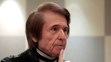 El cantante, que iba a subirse hoy al escenario de la Casa de la Música de Moscú, explica que los médicos le han recomendado guardar reposo unos días .