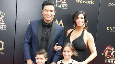 El actor Mario López, su esposa Courtney Laine Mazza y los hijos del matrimonio, Dominic y Gia Francesca López.