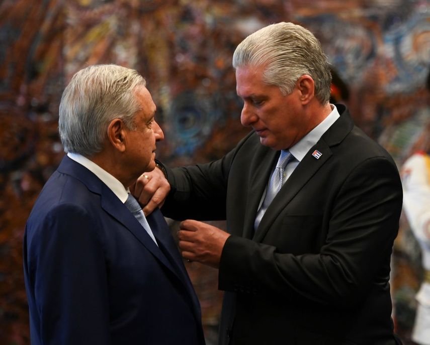 El presidente de México, Andrés Manuel López Obrador, es condecorado por el dictador de Cuba, Miguel Díaz-Canel con la orden José Martí en el Palacio de la Revolución en La Habana, el domingo 8 de mayo de 2022.&nbsp;