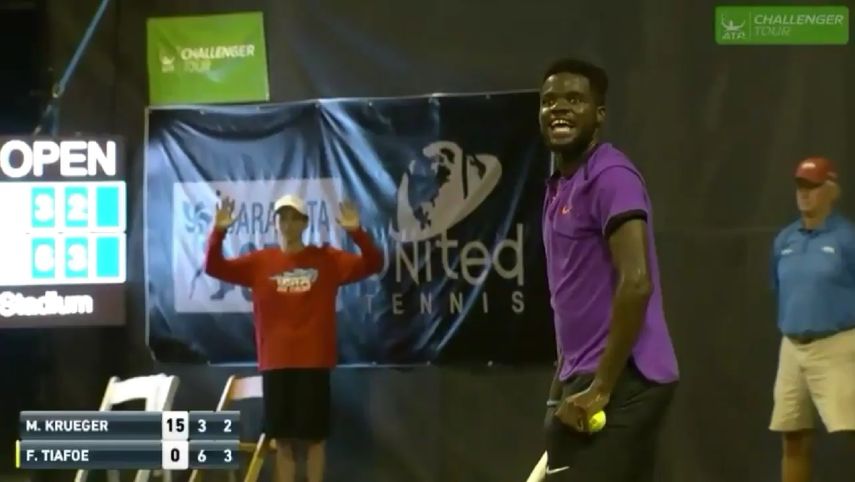 Tanto Tiafoe como Krueger intentaron en vano dar continuidad al partido,&nbsp;pero les fue imposible concentrarse ante tanto ruido.