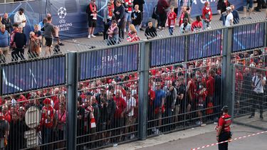 Aficionados del Liverpool no pudieron ingresar a la gran final de la Champions League, a pesar de tener boleto en mano por el caos vivido afuera del Stade France