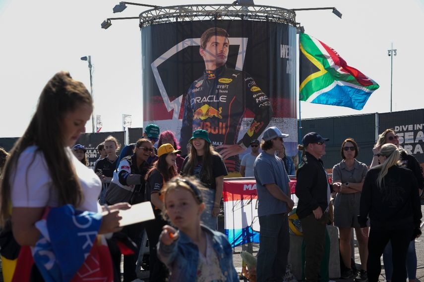 Los fanáticos esperan a que lleguen los pilotos de Fórmula 1 mientras se ve una valla publicitaria del piloto de Red Bull Max Verstappen de los Países Bajos en el hipódromo de Zandvoort, Países Bajos