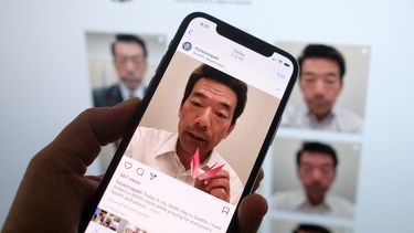 En esta foto de ilustración, una persona mira la página de Instagram de Hisao Inagaki desde un teléfono inteligente en Los Ángeles, el 20 de agosto de 2021.&nbsp;