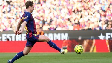 El holandés Frenkie De Jong, del Barcelona, anota el segundo gol de su equipo en un partido, el 22 de febrero de 2026.