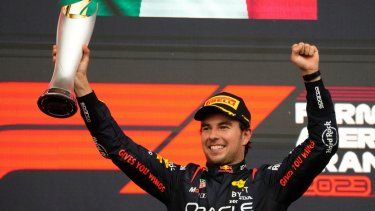 Sergio Pérez de Red Bull celebra en el podio su victoria en el Gran Premio de Azerbaiyán, el domingo 30 de abril de 2023, en Bakú.