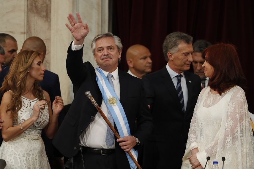 El presidente de Argentina, Alberto Fern&aacute;ndez, acompa&ntilde;ado de la vicepresidenta Cristina Fern&aacute;ndez, saluda despu&eacute;s de prestar juramento en el Congreso en Buenos Aires, Argentina, el martes 10 de diciembre de 2019.&nbsp;