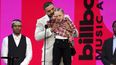 Drake, junto a su hijo Adonis Graham, recibe el premio al Artista de la Década durante la ceremonia de los Premios Billboard de la Música, el domingo 23 de mayo de 2021 en el Teatro Microsoft en Los Angeles.&nbsp;
