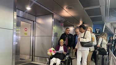 La opositora cubana Xiomara Cruz, tras su llegada al Aeropuerto Internacional de Miami.