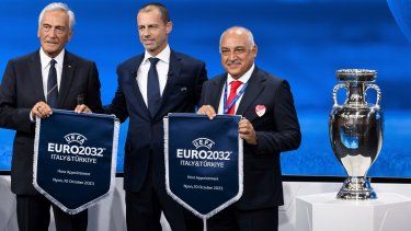 El presidente de la UEFA, Aleksander Ceferin (centro), durante el anuncio de que Italia y Turquía serán sedes de la Eurocopa 2032, el martes 10 de octubre de 2023, en Nyon, Suiza.