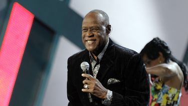 En esta foto del 11 de noviembre de 2010, Johnny Ventura canta en la ceremonia de los Latin Grammy en Las Vegas. Miami otorga calle al legendario artista.