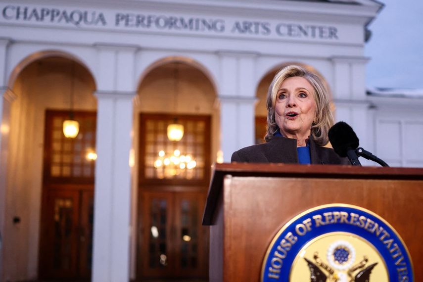 La exsecretaria de Estado de EEUU, Hillary Clinton, habla con la prensa después de su declaración ante el Comité de Supervisión de la Cámara mientras investigan los vínculos con el delincuente sexual condenado Jeffrey Epstein, en Chappaqua, Nueva York, el 26 de febrero de 2026.