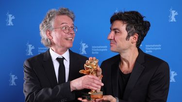 El director alemán Ilker Catak (derecha) y el productor de cine alemán Ingo Fliess posan durante una sesión fotográfica después de ganar el Oso de Oro a la Mejor Película por Gelbe Briefe (Yellow Letter) en la 76.ª Berlinale, el primer gran festival de cine europeo del año, en Berlín el 21 de febrero de 2026.
