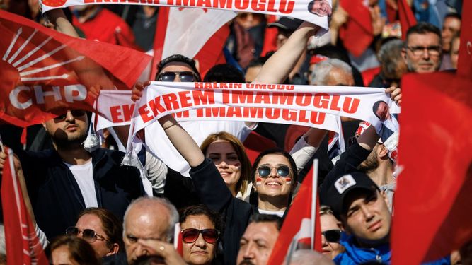 Manifestantes sostienen pañuelos durante una manifestación convocada por el Partido Republicano del Pueblo (CHP) en apoyo al alcalde de Estambul, Ekrem Imanoglu, arrestado en Maltepe, en las afueras de Estambul. 29 de marzo de 2025.