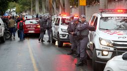 Policías resguardan la calle que va a una zona residencial en la que cayó un avión, en Vinhedo, en el estado de Sao Paulo, Brasil, el viernes 9 de agosto de 2024.&nbsp;