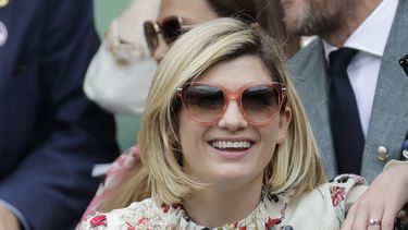 En esta fotografía de archivo del 13 de julio de 2019 la actriz Jodie Whittaker en el palco real en la cancha central para ver la final femenina entre la estadounidense Serena Williams y la rumana Simona Halep en el 12º día del Campeonato de Tenis de Wimbledon en Londres.&nbsp;