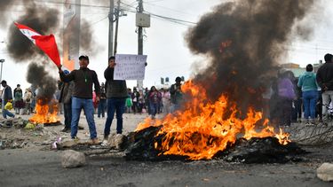 Manifestantes toman la carretera Panamericana en el Cono Norte de Arequipa tras el anuncio de la nueva presidenta peruana Dina Boluarte de su intención de presentar un proyecto de ley al parlamento para adelantar las elecciones generales previstas de abril de 2026 a abril de 2024 en Arequipa, Perú, el 12 de diciembre de 2022