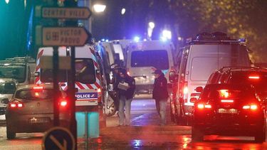Personal de la policía realiza un operativo mientras se presenta una toma de rehenes por parte de un grupo de hombres armados en Roubaix (EFE)
