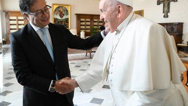 Esta foto tomada y distribuida el 19 de enero de 2024 por The Vatican Media muestra al Papa Francisco durante una audiencia privada con el presidente de Colombia, Gustavo Petro, en el Vaticano.