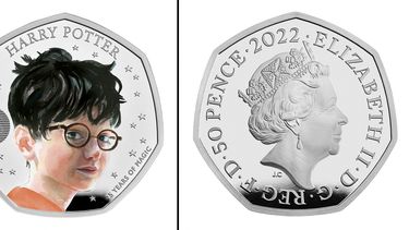 Una combinación de fotografías publicadas por Royal Mint el 20 de octubre de 2022 muestra ambos lados de una moneda oficial de 50 peniques con obras de arte diseñadas por Ffion Gwillim que muestran a Harry Potter y la difunta reina Isabel II de Gran Bretaña para celebrar los 25 años desde que Harry Potter y el filósofo Piedra de J.K. Rowling fue publicado por primera vez en el Reino Unido en 1997 por Bloomsbury Publishing.