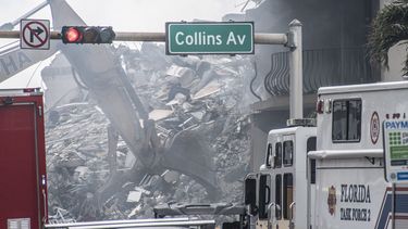 Equipos de rescate trabajan en la zona del derrumbe de un edificio en Miami, el viernes 25 de junio de 2021.&nbsp;