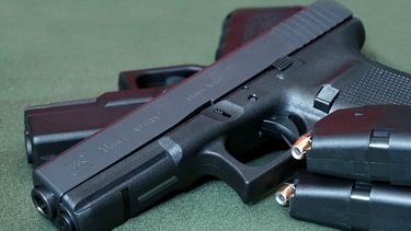 Imagen de una pistola Glock 20 fabricada en Austria por la empresa de Gaston Glock.