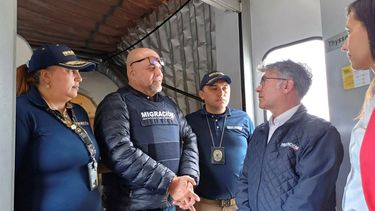 En esta foto difundido por Migración Colombia, funcionarios de migración reciben al líder exparamilitar Salvatore Mancuso en la puerta del avión a su llegada desde Estados Unidos, desde donde fue deportado tras cumplir condena por tráfico de drogas, en Bogotá, Colombia, el martes 27 de febrero de 2024.&nbsp;