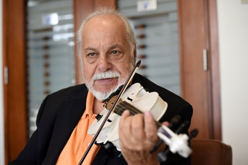 El violinista uruguayo quiso homenajear la trayectoria del músico cubano (ÁLVARO MATA)