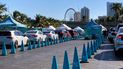 Fila de automóviles en el punto de pruebas COVID en Dan Paul Plaza, en el centro de Miami.