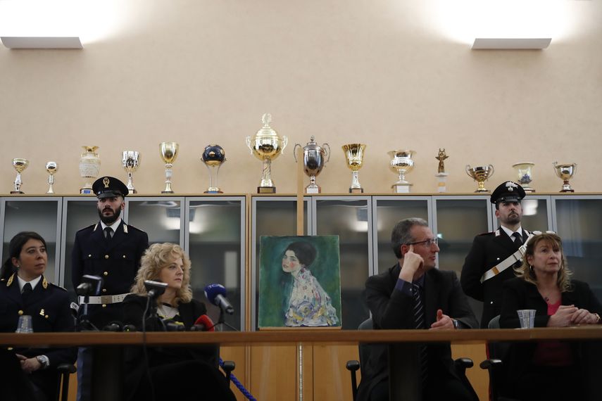 Una pintura hallada el pasado diciembre entre las paredes de museo se exhibe en una conferencia de prensa en Piacenza, Italia, el viernes 17 de enero del 2020. Expertos en arte confirmaron que se trata de la pintura robada de Gustav Klimt Retrato de una dama, dijeron fiscales el viernes.&nbsp;