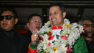 El candidato a vicepresidente de Bolivia por el Partido Demócrata Cristiano (PDC), Edman Lara, saluda con el pulgar hacia arriba a sus partidarios durante un mitin un día después de los resultados de las elecciones presidenciales en La Paz, Bolivia, el 18 de agosto de 2025.