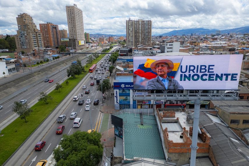 Una valla publicitaria muestra una imagen del expresidente colombiano Álvaro Uribe y dice Uribe Inocente en una calle de Bogotá el 27 de julio de 2025.