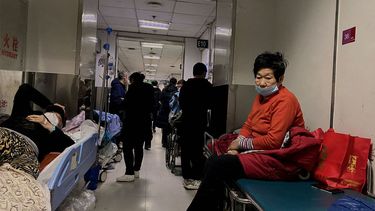 LOs pacientes con COVID-19 son ubicados en camillas en los pasillos del Hospital del Primer Centro de Tianjin en Tianjin debido a la falta de espacios para atender a pacientes. 28 de diciembre de 2022.