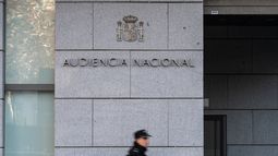 Un agente de Policía Nacional de España enfrente de la Audiencia Nacional, a 8 de enero de 2024, en Madrid.&nbsp;