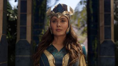 En esta imagen difundida por Marvel Studios, Salma Hayek en una escena de Eternals.