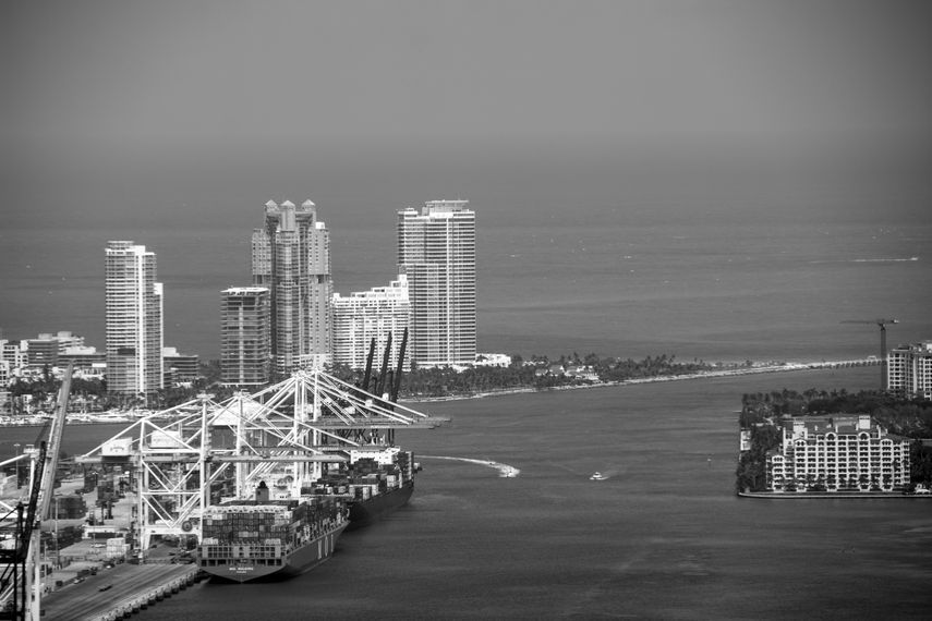 Vista del Puerto de Miami, South Point Park y parte de Fisher Island
