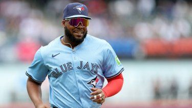 Vladimir Guerrero Jr., número 27 de los Azulejos de Toronto, es presentado antes de un juego.