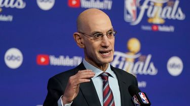 El comisionado de la NBA Adam Silver habla en una conferencia de prensa antes del primer partido de las finales entre los Golden State Warriors y los Celtics de Boston el 2 de junio del 2022.&nbsp;