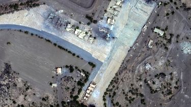 Esta imagen satelital del viernes 12 de enero de 2024 suministrada por Maxar Technologies muestra refugios destruidos en el aeropuerto de Al Hudaydah, en Yemen. 