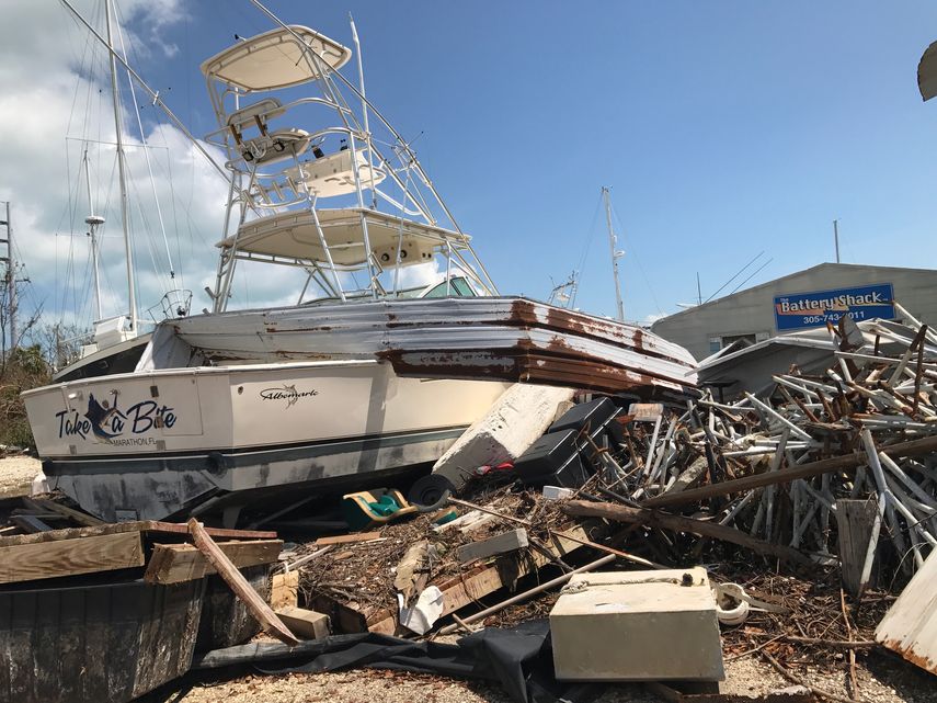 Lanchas y yates quedaron sobre las edificiaciones en Cayo Maratón, tras el paso del huracán Irma.