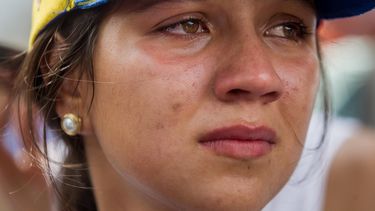 Una mujer llora durante el homenaje al estudiante Juan Pablo Pernalete, muerto durante una protesta en Caracas, Venezuela.&nbsp;