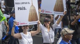 J&oacute;venes protestan en Santo Domingo tras la suspensi&oacute;n de las elecciones municipales.