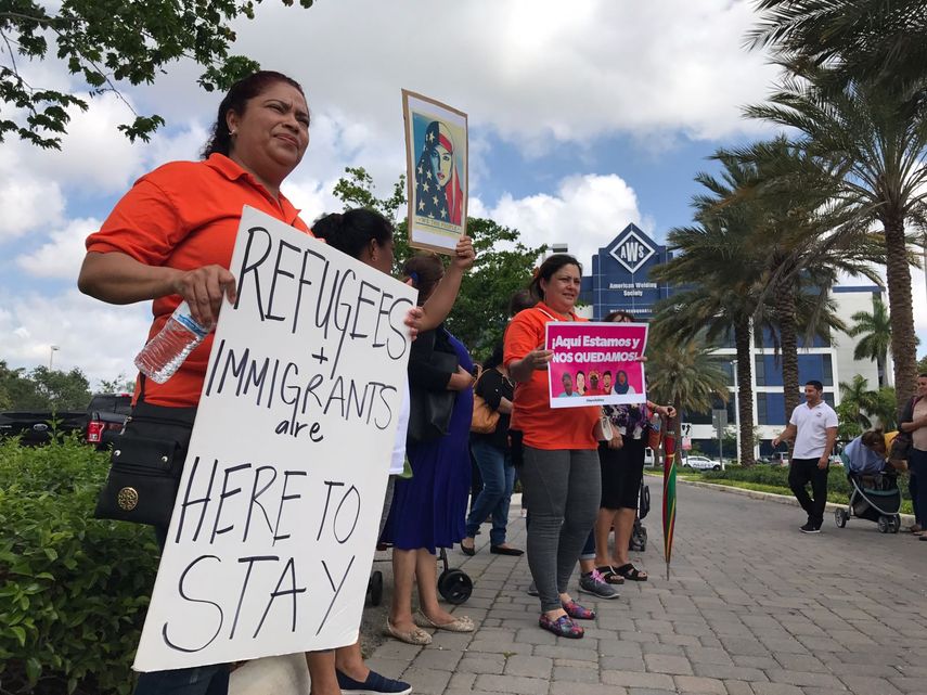 Manifestantes expresan su oposición a la política migratoria del gobierno de Donald Trump.