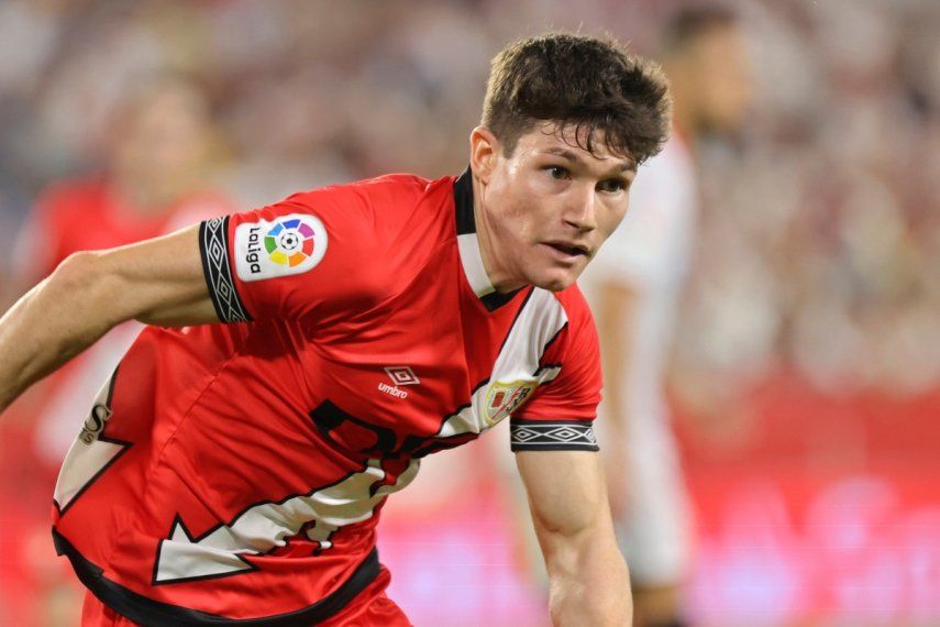 El entonces jugador del Rayo Vallecano, Fran García, corre durante un encuentro de LaLiga contra el Sevilla, el 29 de octubre de 2022.