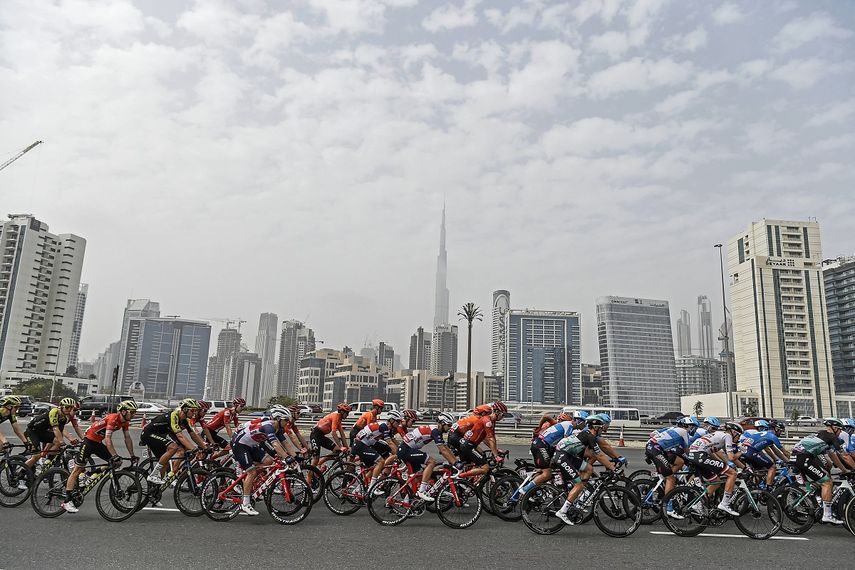 El pelot&oacute;n del Tour de los Emiratos &Aacute;rabes Unidos durante la cuarta etapa en Dub&aacute;i, el mi&eacute;rcoles 26 de febrero de 2020.&nbsp;